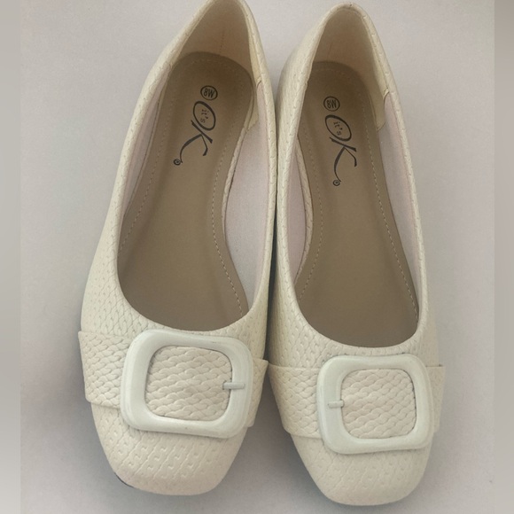 Casual Dress Shoes, Color Cream, Size 7 1/2, used $8.00 - Picture 1 of 3